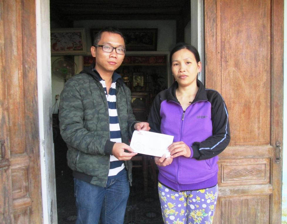 Chiều ngày 4.2, đại diện Báo Quảng Nam tiếp tục trao 500 nghìn đồng của một bạn đọc hỗ trợ cho chị Trần Thị My Lên.  Ảnh: T.S