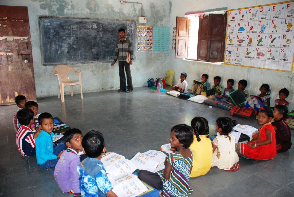 Trường bán trú ở làng Malkapur chú trọng dạy các em về ý thức tự lập và bảo vệ môi trường.