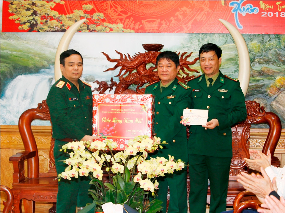 Thượng tướng Lê Chiêm, Ủy viên Trung ương Đảng, Thứ trưởng BQP tặng quà, chúc tết cán bộ, chiến sĩ Bộ đội Biên phòng tỉnh Quảng Nam.