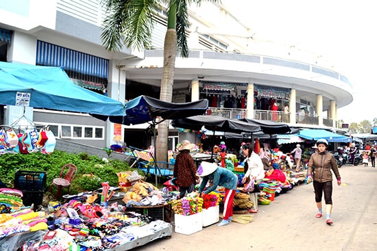 Tiểu thương cần niêm yết giá bán để thu hút khách hàng mua sắm. Ảnh: V.Q