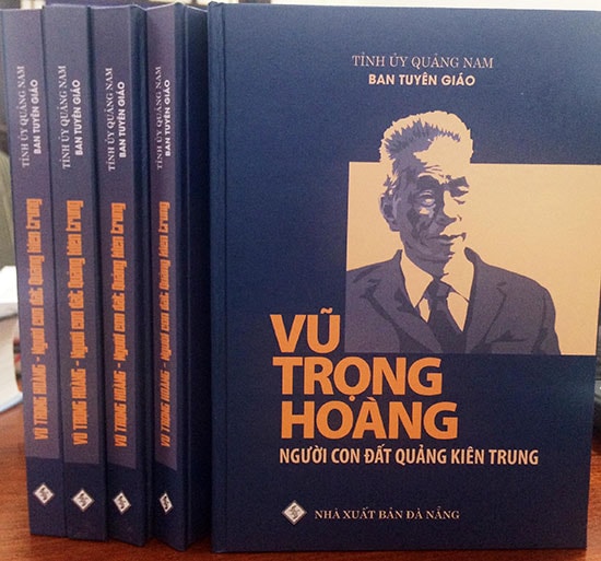 Tập sách “Vũ Trọng Hoàng - người con đất Quảng kiên trung” Ban Tuyên giáo Tỉnh ủy phối hợp với gia đình đồng chí Vũ Trọng Hoàng tổ chức sưu tầm, biên soạn và xuất bản. Ảnh: Năng Đông