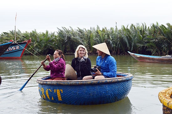 Lượng khách tăng cao giúp người dân khu vực rừng dừa Bảy Mẫu có thêm thu nhập.Ảnh: VĨNH LỘC