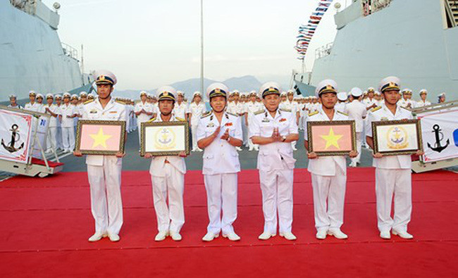 Lãnh đạo, chỉ huy Bộ tư lệnh Vùng 4 trao quốc kỳ và Quân kỳ Hải quân cho kíp tàu 015 Trần Hưng Đạo và 016 Quang Trung (Ảnh: QĐND)