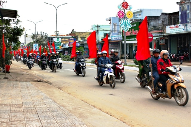 Diễu hành tuyên truyền an toàn giao thông. Ảnh: M.L