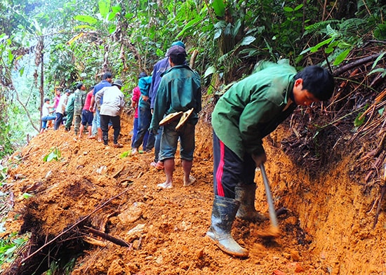 Mở đường về vùng cao.