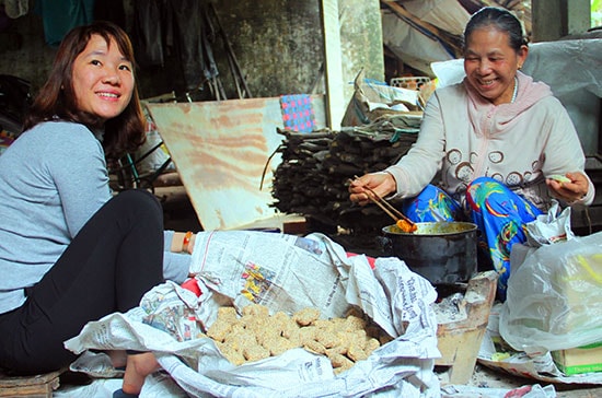 Làm bánh khổ khảo ở thôn Trung Lương, xã Tam Mỹ Tây, huyện Núi Thành.