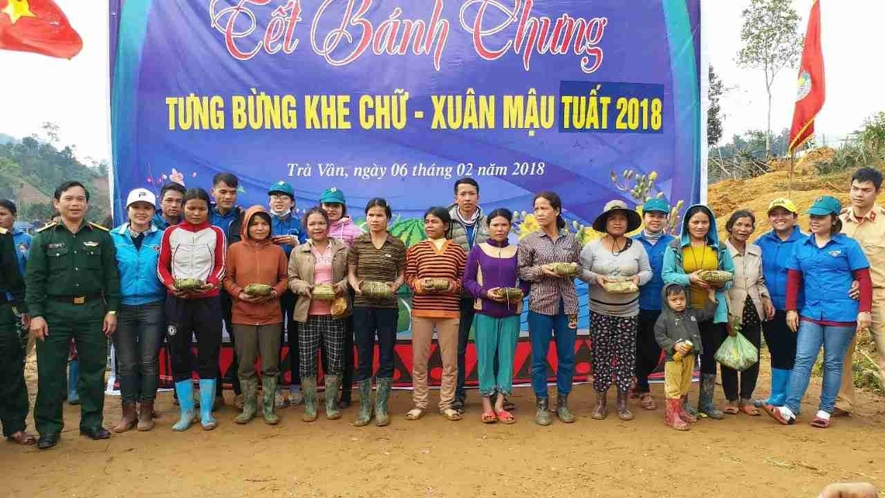 Tặng bánh chưng cho người dân Khe Chữ. Ảnh: TT