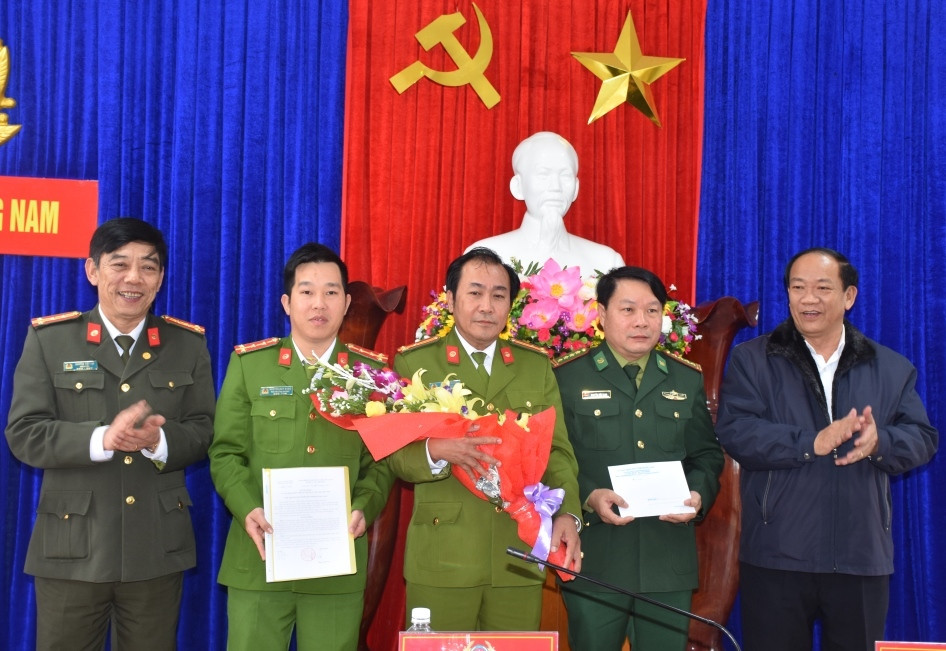 Đồng chí Đinh Văn Thu, Chủ tịch UBND tỉnh tặng hoa chúc mừng, thưởng nóng Ban chuyên án PC47 và các đơn vị liên quan.