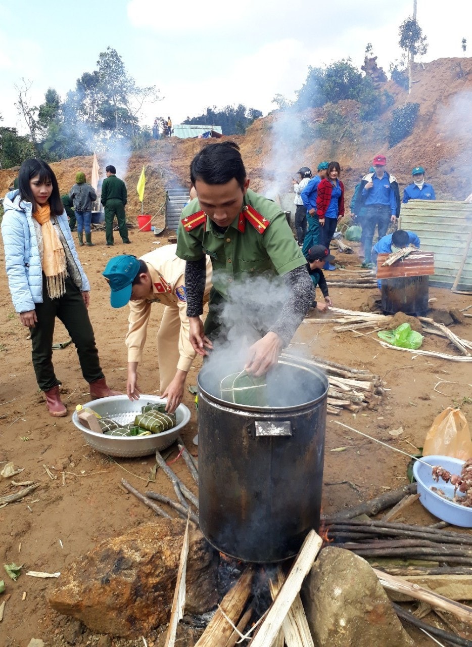 Các đoàn viên trực thuộc huyện đoàn Nam Trà My nấu bánh chưng tặng cho người dân vùng thiên tai. Ảnh:TT.