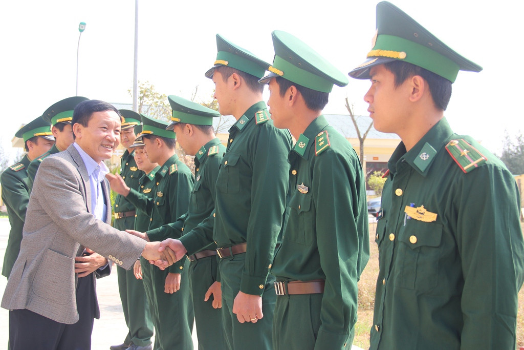 Phó Chủ tịch UBND tỉnh Trần Đình Tùng thăm hỏi, chúc tết cán bộ chiến sĩ biên phòng. Ảnh: ALĂNG NGƯỚC