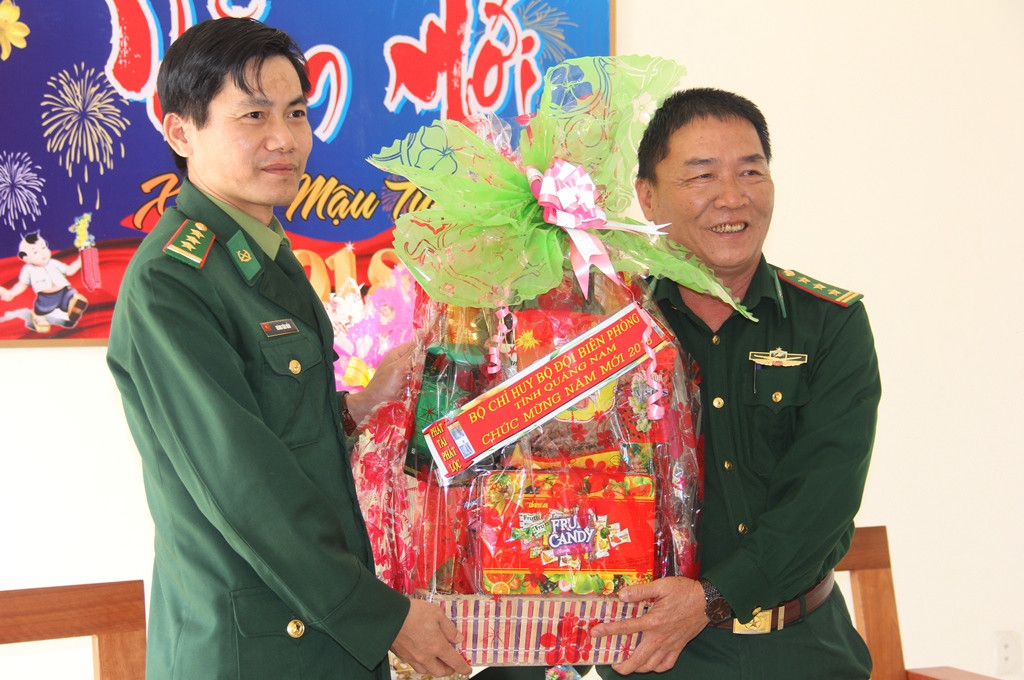 Thượng tá Hoàng Văn Mẫn - Phó Chính ủy Bộ đội Biên phòng tỉnh trao quà tết cho đại diện Đồn Biên phòng Bình Minh. Ảnh: ALĂNG NGƯỚC