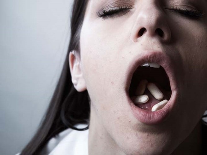Thuốc giảm đau có thể gây nghiện: Một trong những tác dụng phụ lớn nhất và nguy hiểm nhất của thuốc giảm đau là nghiện thuốc. Trong thực tế, hàng ngàn người trên thế giới trở nên nghiện thuốc giảm đau đến mức cần trợ giúp y tế! Cảm giác nhẹ nhõm mà các thuốc giảm đau cung cấp là nguyên nhân gây nghiện và nhiều người nghiện có thể tiếp tục dùng chúng ngay cả sau khi không còn đau đớn.