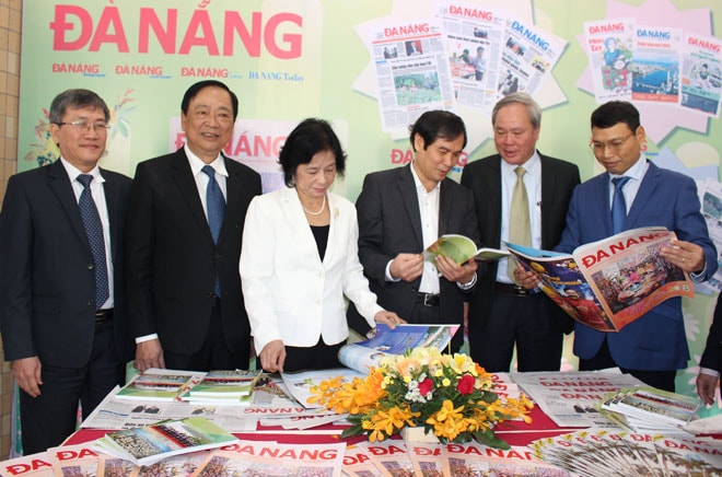 Các đại biểu tham quan không gian trưng bày của Báo Đà Nẵng.