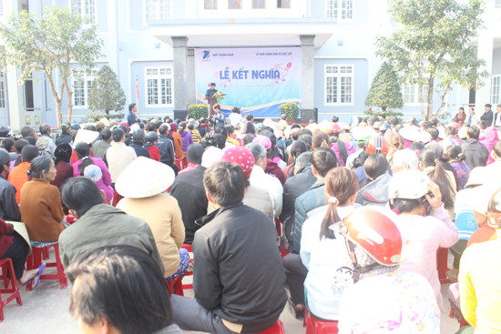 Đông đảo người dân tham dự lễ kết nghĩa giữa Viễn thông Quảng Nam và xã Quế Lộc. Ảnh: D.L