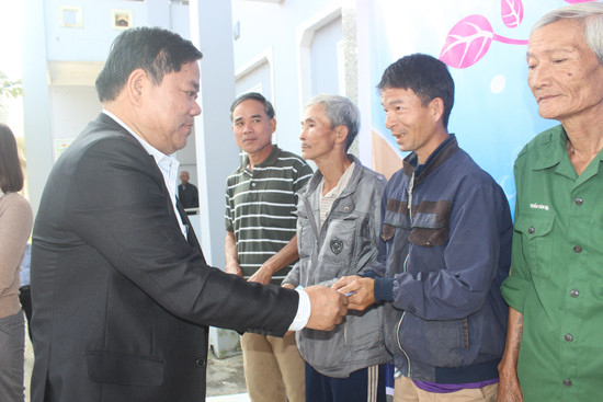Đại diện VNPT trao quà tết cho người dân xã Quế Lộc. Ảnh: D.L