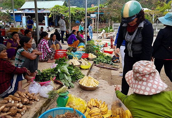 Nhộn nhịp phiên chợ cuối năm tại thị trấn Tơ Viêng (huyện Tây Giang). Ảnh: NG.H