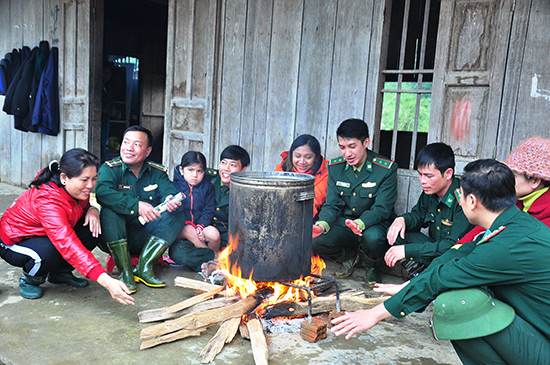 Cán bộ, chiến sĩ Đồn Biên phòng Đắc Pring và nhân dân cùng quây quần bên nồi nấu bánh chưng. Ảnh: VINH ANH