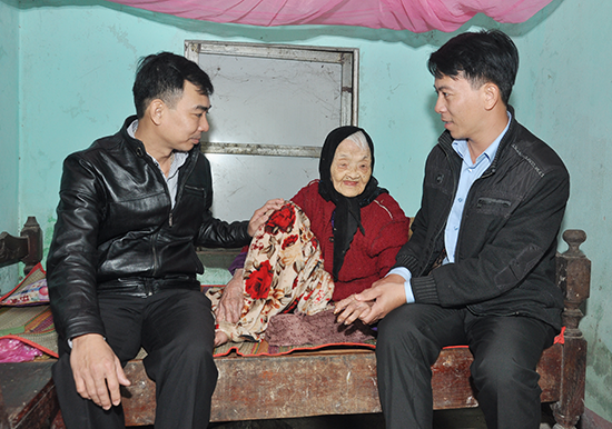 Bảo hiểm xã hội tỉnh đến thăm hỏi mẹ Nguyễn Thị Xuyến. Ảnh: D.L