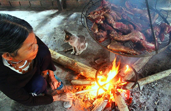 Thịt xông khói, món ẩm thực độc đáo không thể thiếu trong ngày tết ở vùng cao. Ảnh: ALĂNG NGƯỚC