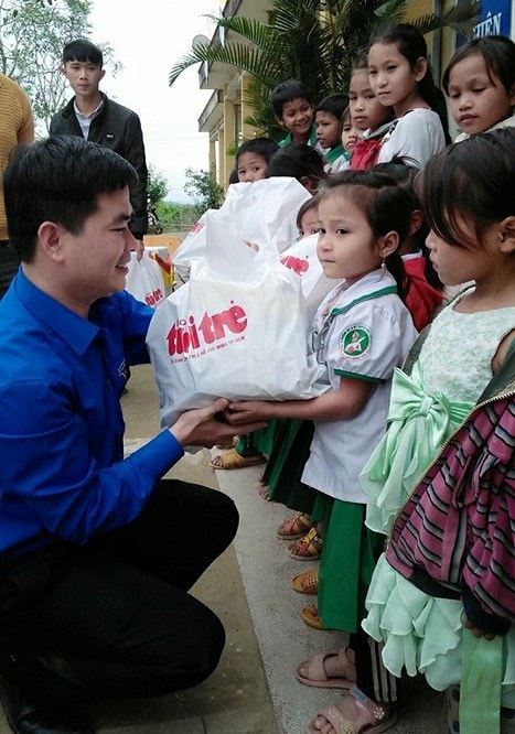 Phó Bí thư Tỉnh đoàn Lê Quang Quỳnh trao quà cho các em.