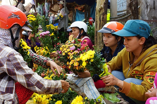 Chợ quê ngày tết. Ảnh: PHƯƠNG THẢO