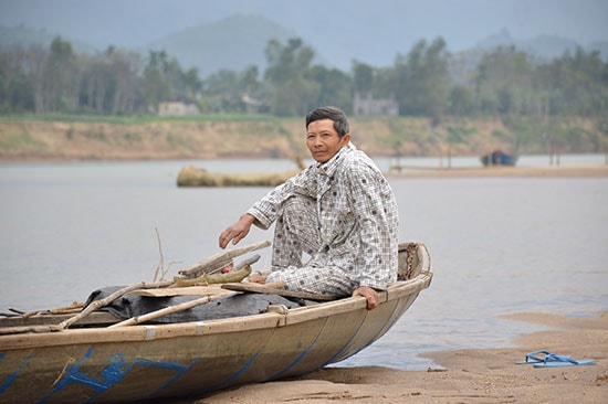 Dòng sông Vu Gia cạn kiệt nguồn lợi khiến ông Phạm A và nhiều vạn chài khác mất nghề đánh bắt cá trên sông.