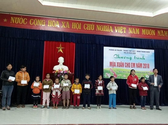 Phó Chủ tịch UBND thị xã Điện Bàn - ông Nguyễn Xuân Hà tặng quà cho trẻ em gặp khó khăn. Ảnh: HC