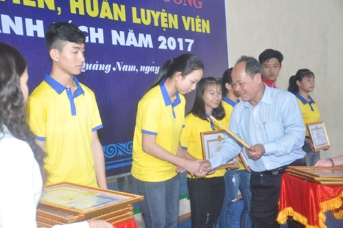 Trao thưởng cho các VĐV đạt thành tích xuất sắc năm 2017. Ảnh: T.Vy