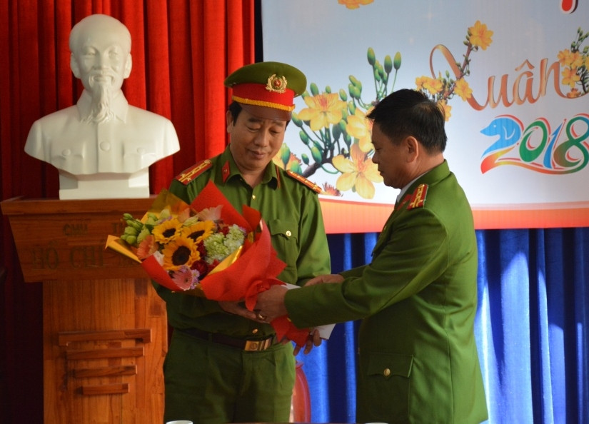 Đại tá Trương Quang Vinh, PGĐ Công an tỉnh tặng hoa chúc mừng, thưởng nóng cho Công an huyện Thăng Bình.