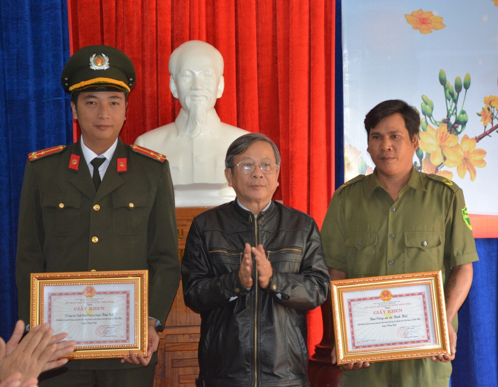 Lãnh đạo UBND huyện Thăng Bình trao giấy khen đột xuất cho Tổ công tác cánh Đông thuộc CA Thăng Bình và Công an xã Bình Hải