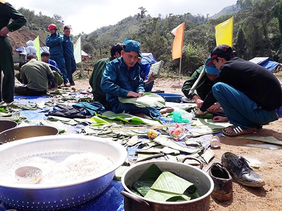 Cùng nhau gói bánh chưng để chuẩn bị đón tết, điều mà trước đây chưa từng có đối với người dân nơi đây.Ảnh: N.DƯƠNG