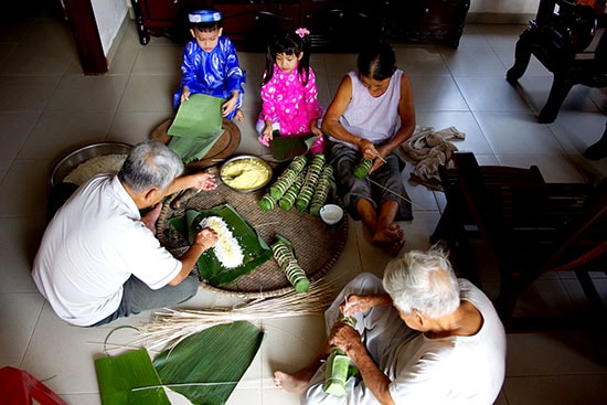 Gói bánh ngày tết. Ảnh: PHƯƠNG THẢO