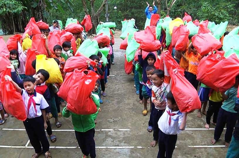 Học sinh tại Trà Vân vui mừng khi nhận quà Tết.