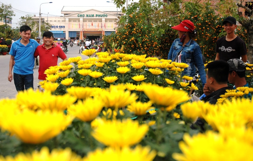 Đảm bảo tốt tình hình an ninh trật tự nên người dân và các tiểu thương yên tâm mua bán. Ảnh: PHAN VINH