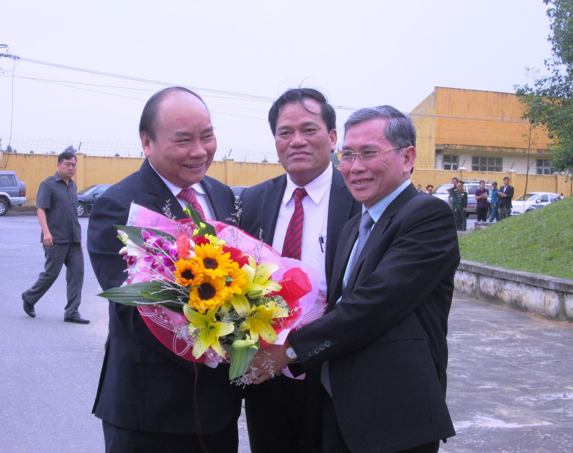 Lãnh đạo huyện Quế Sơn tặng hoa Thủ tướng Nguyễn Xuân Phúc.