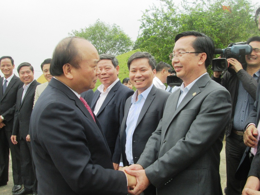 Thủ tướng Nguyễn Xuân Phúc bắt tay thân mật với các đại biểu.