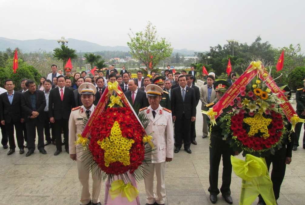 Lễ dâng hoa, dâng hương tại Đền Liệt sĩ huyện Quế Sơn.
