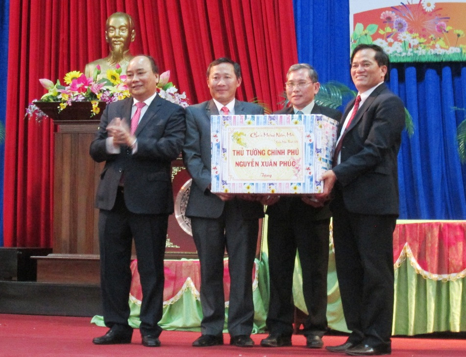 Thủ tướng Nguyễn Xuân Phúc tặng quà cho cán bộ và nhân dân huyện Quế Sơn.