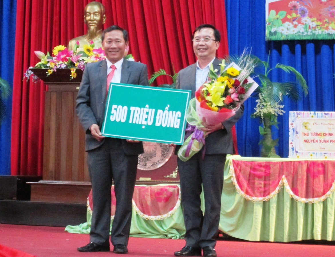 Lãnh đạo UBND Quận 1 (TP. Hồ Chí Minh) trao 500 triệu đồng cho huyện Quế Sơn. Ảnh: VĂN SỰ