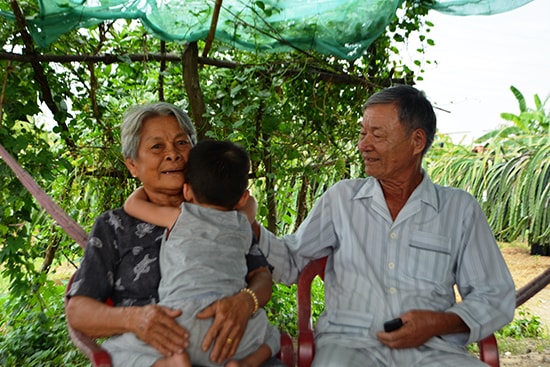 Vợ chồng ông Hồ Chơn, quê Duy Xuyên, hiện sống tại Hàm Thuận Nam, Bình Thuận. Ảnh: XUÂN THỌ