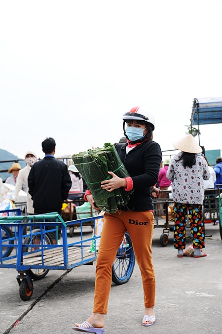 Lá chuối trở thành sản phẩm không thể thiếu với người xứ đảo. Ảnh: MINH HẢI