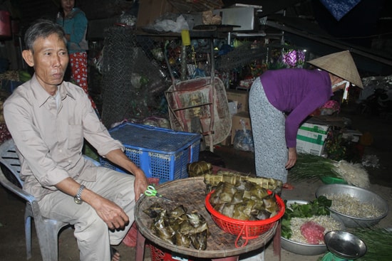 Bánh ít lá gai, bánh tét, bánh chưng, bánh ú đều được chính tay người nông dân gói và mang đi bán tại chợ quê.