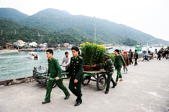 Hoa tết về với các lực lượng đóng chân trên đảo. Ảnh: MINH HẢI