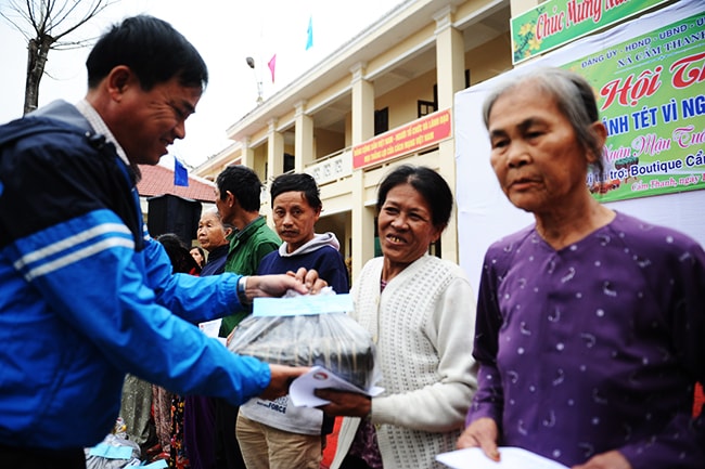 Những phần quà mang ý nghĩa trao cho người nghèo để mùa xuân mới ấp áp vui tươi hơn. Ảnh: MINH HẢI