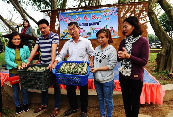 Mỗi đồn bánh tét không chỉ mang hương vị đặc trưng ngày tết, mà còn mang cả tình cảm sẻ chia. Ảnh: MINH HẢI