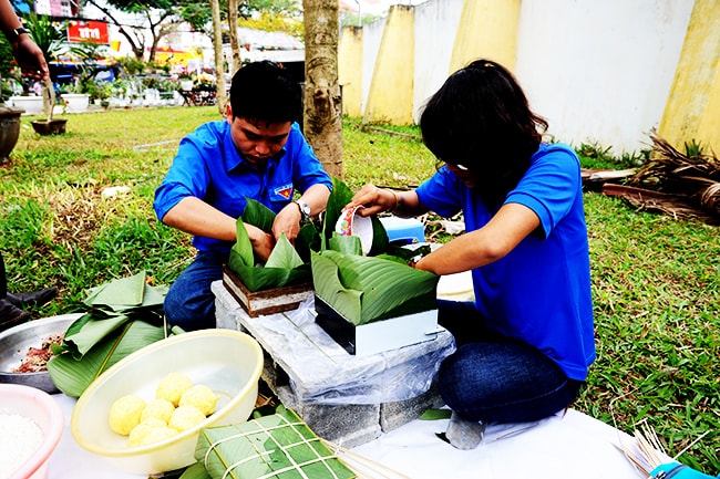 Đoàn Thanh Niên TP.Hội An hưởng ứng gói bánh chưng xanh tặng người nghèo. Ảnh: MINH HẢI