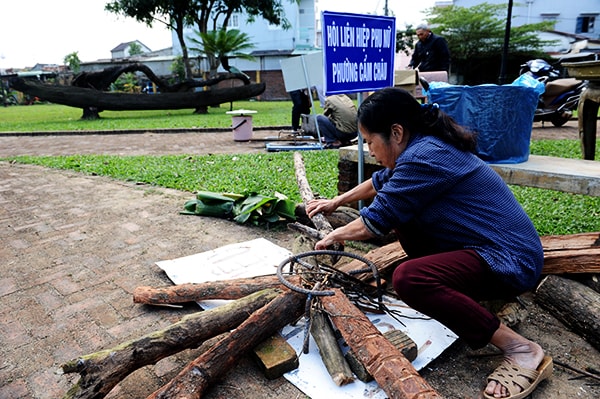 Những bép củi ấp sẽ được truyền lửa . Ảnh: MINH HẢI