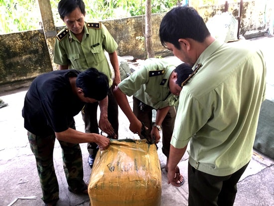 Mới đây, lực lượng quản lý thị trường xử lý 1 vụ vận chuyển hàng hóa không có nguồn gốc xuất xứ. Ảnh: Việt Quang