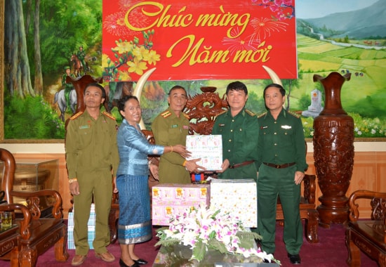 Sekong s gifts and New Year s wishes to Quang Nam Border Guards (bienphong.com.vn)