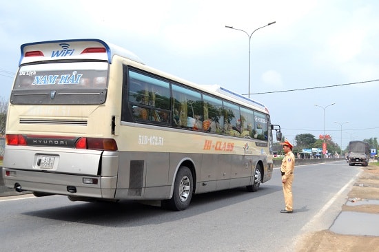 Dừng một xe chở khách trên quốc lộ 1 để kiểm tra, Ảnh: CT